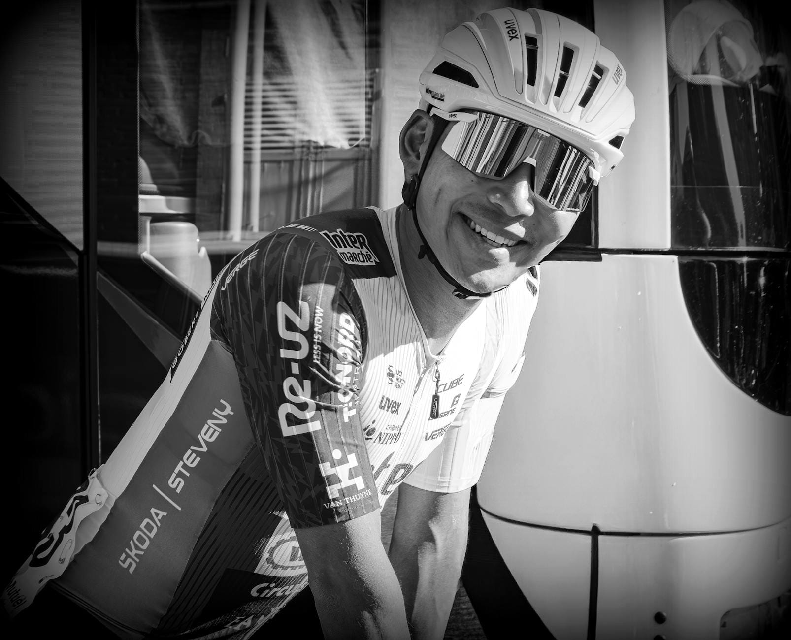 Uśmiechnięty kolarz w kasku podczas wyprawy rowerowej