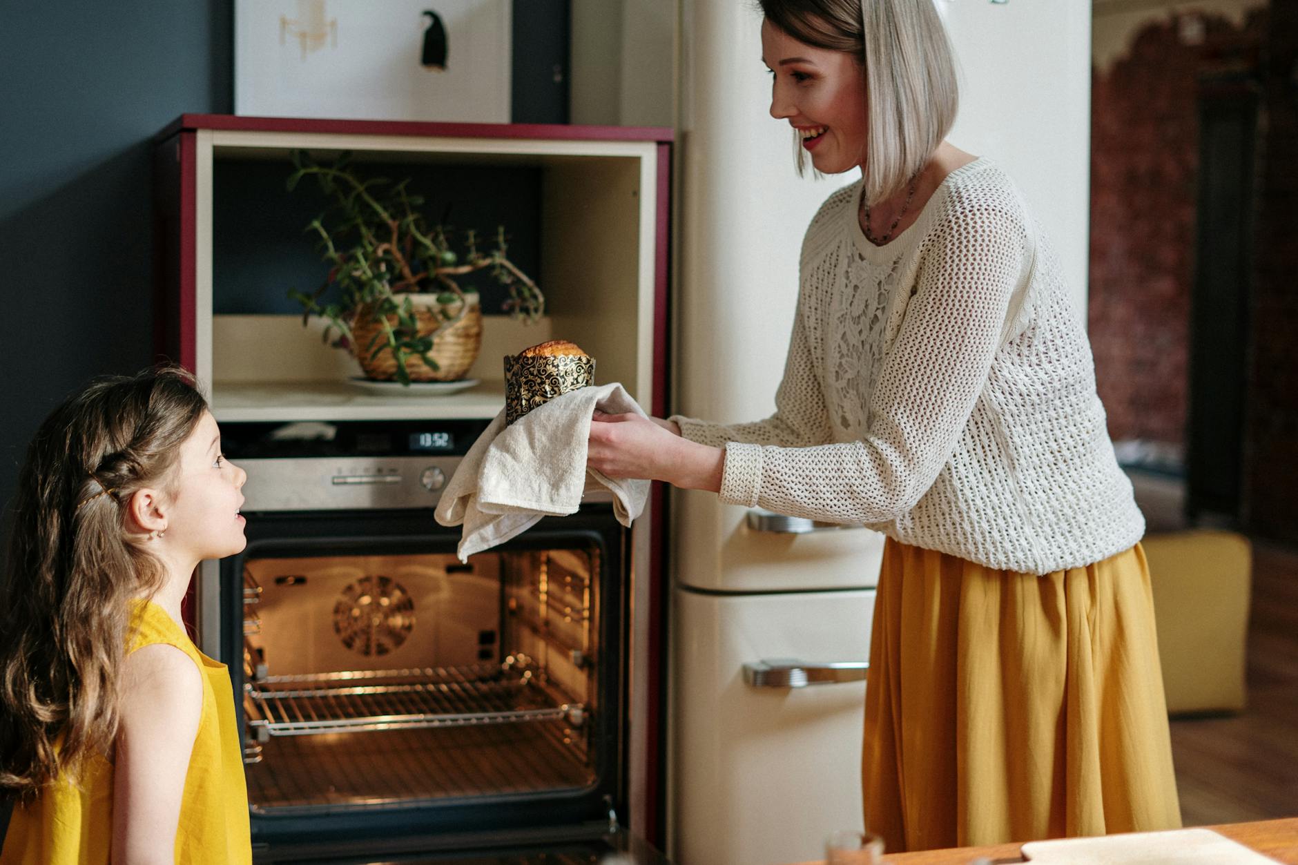 Mama i córka pieką razem ciasto w domowej kuchni