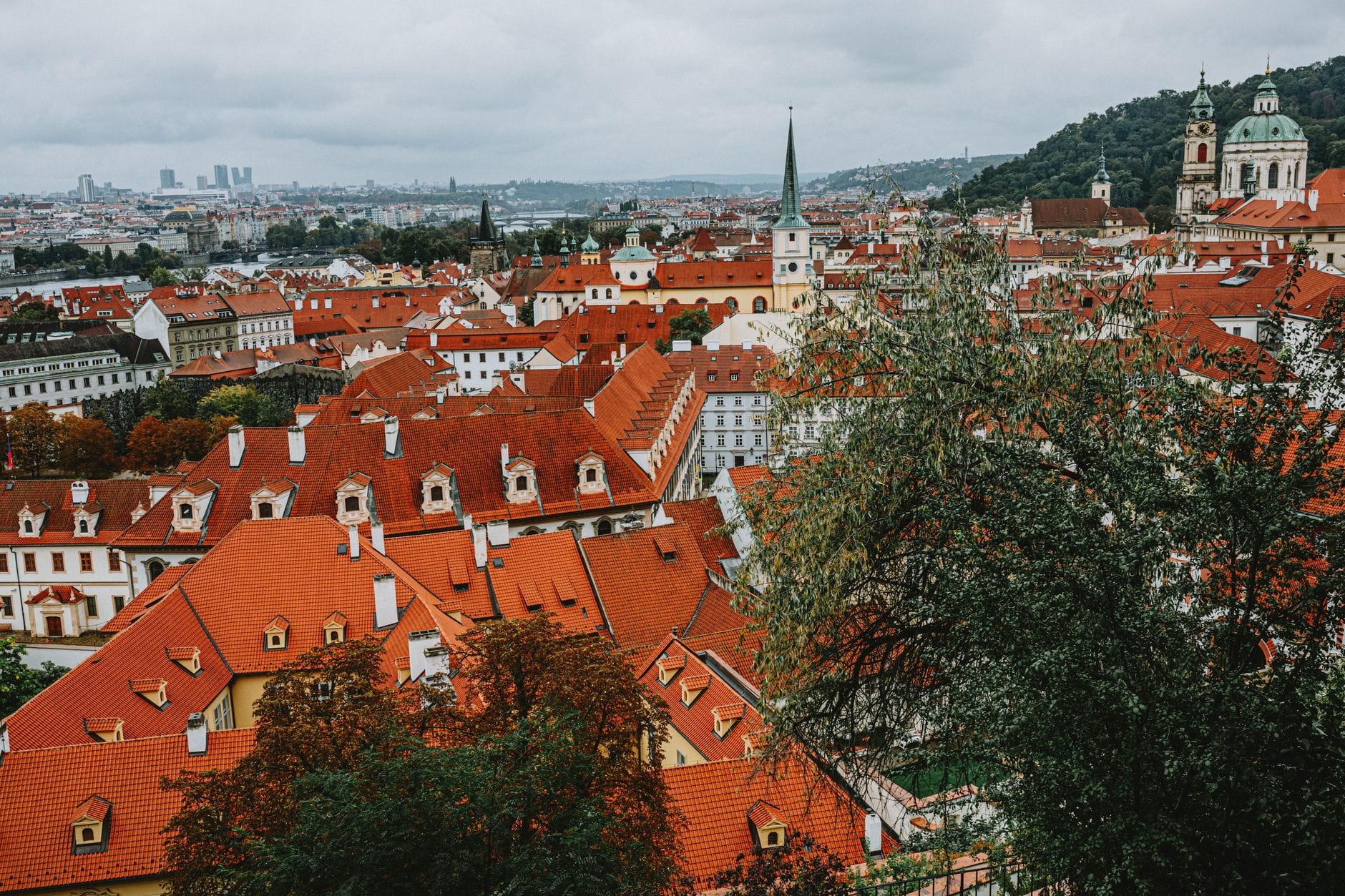 Panorama czerwonych dachów i zabytkowych kamienic w centrum Pragi Panorama czerwonych dachów i zabytkowych kamienic w centrum Pragi