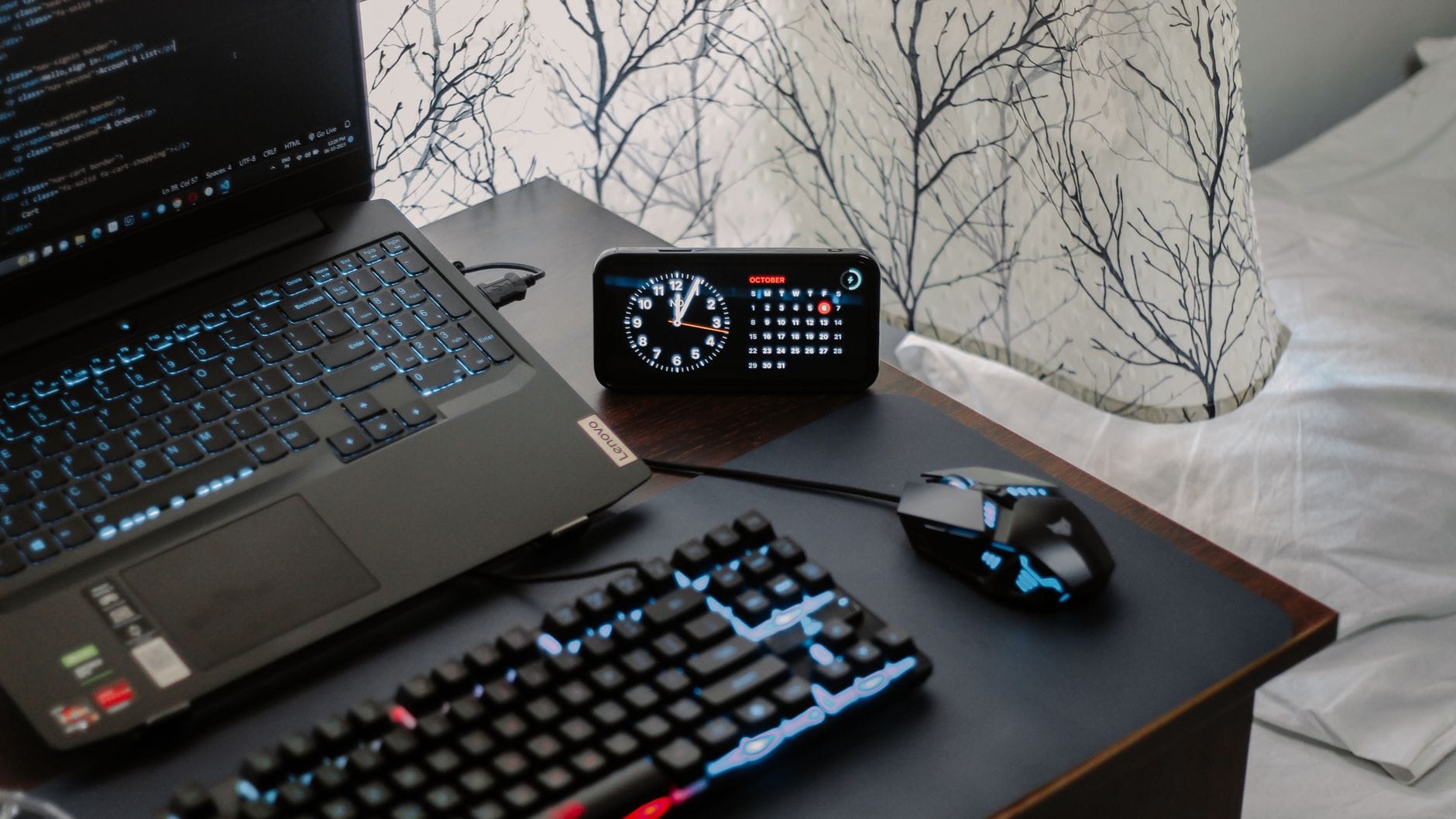 Nowoczesne biurko z laptopem, zegarem cyfrowym i gamingową myszką