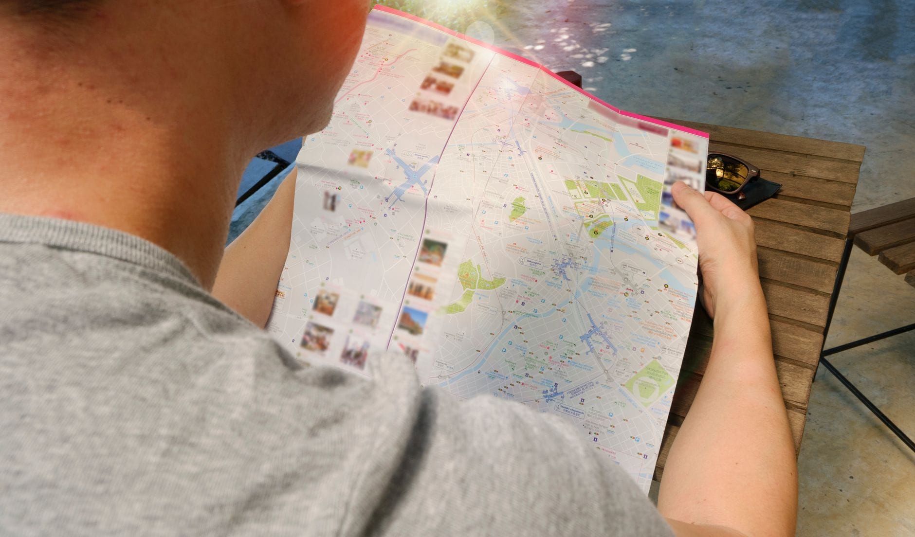 Podróżnik planujący samodzielną podróż po Włoszech nad papierową mapą