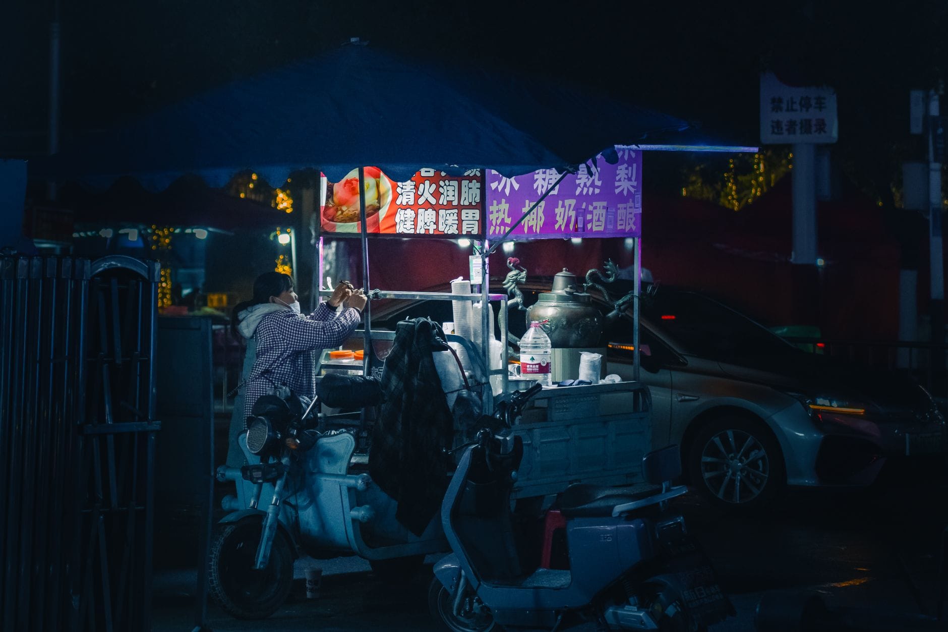 Nocne uliczne stoisko z jedzeniem na tle miejskich świateł