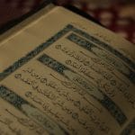 Pies zjadł trutkę na szczury: dlaczego nie wolno wywoływać wymiotów na własną rękę Otwarty Koran z ozdobną arabską kaligrafią